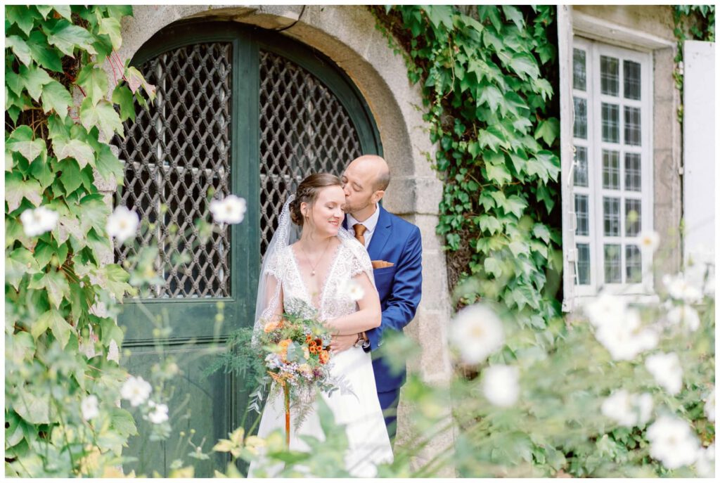 photos de couple devant le Domaine du Poudrier