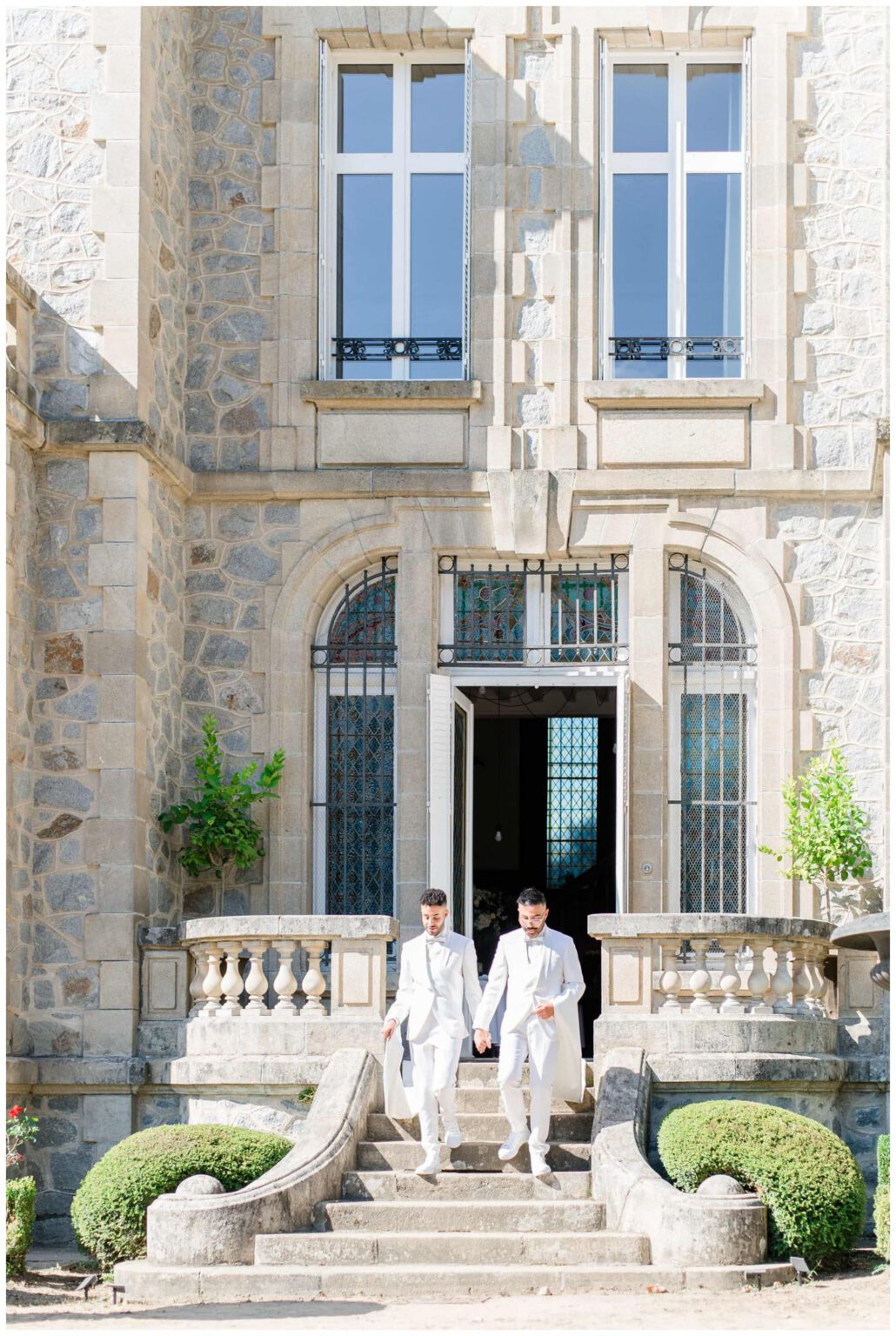 les mariés sortent du château