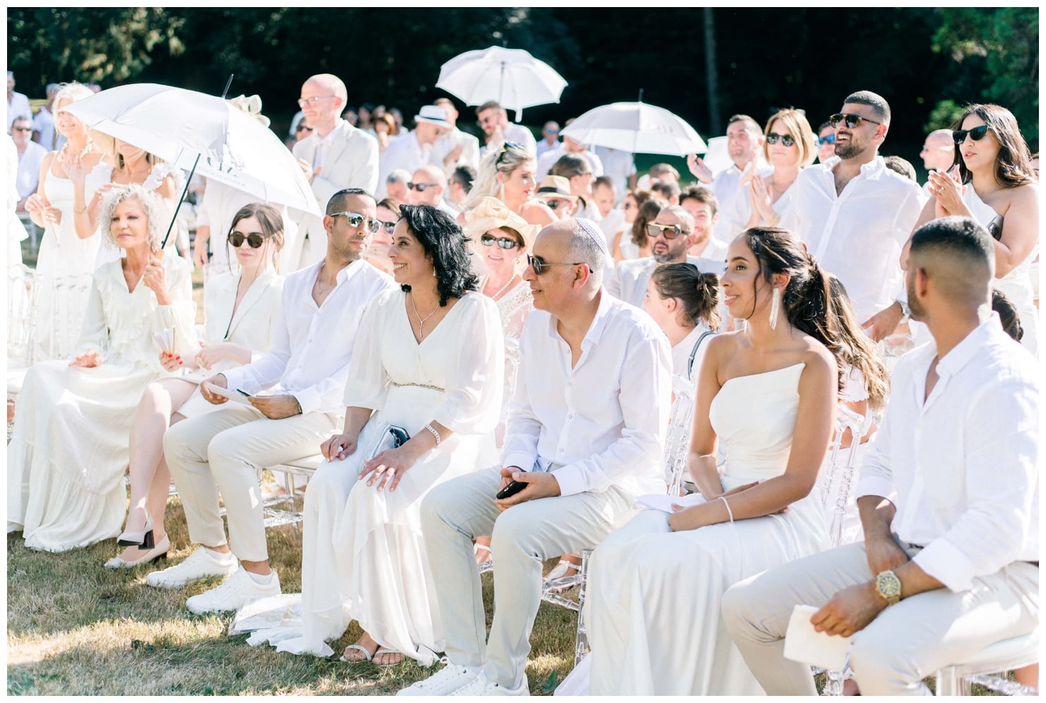 invités habillés en blanc