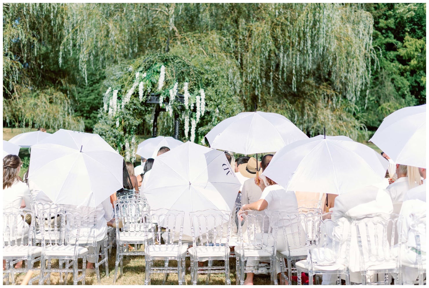 invités avec ombrelles blanches