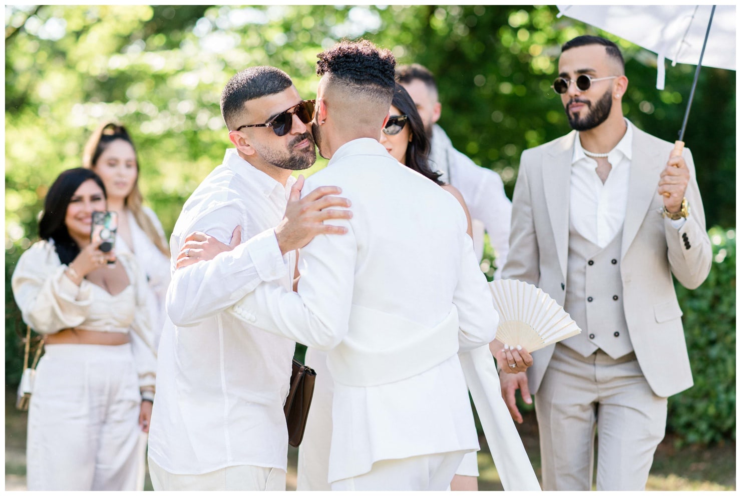 les invités félicitent les mariés
