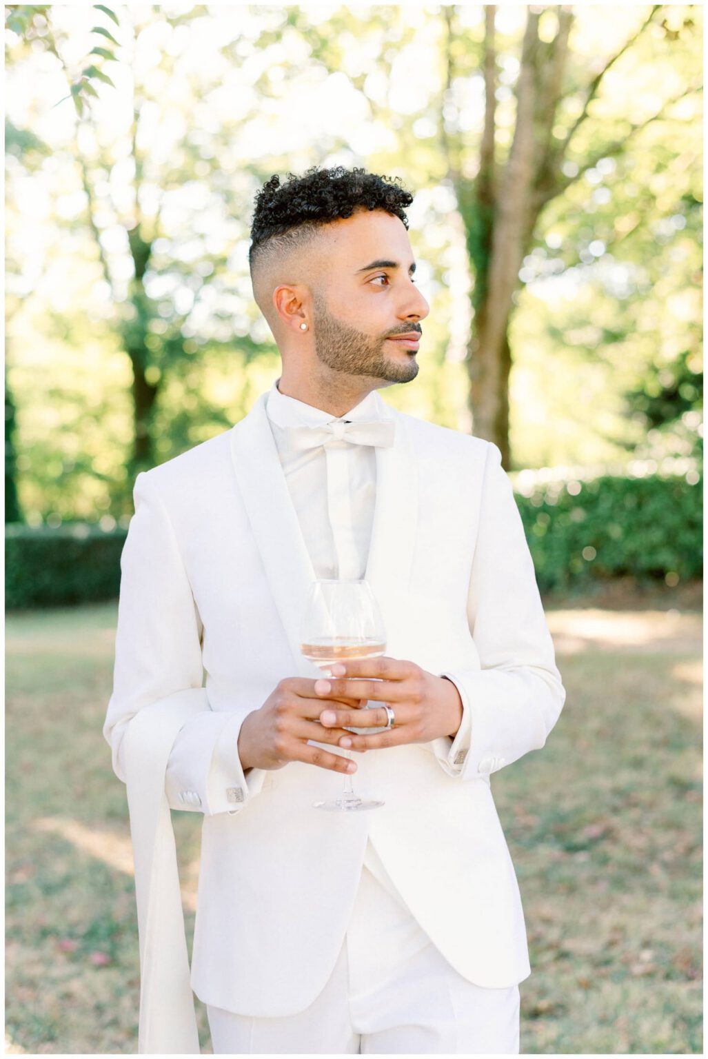 marié en costume blanc