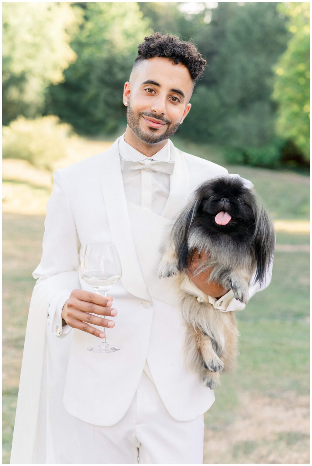 marié en costume blanc avec son chien