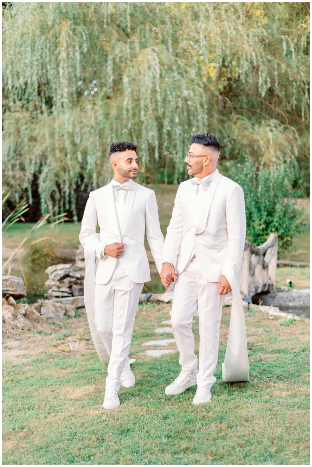 photos de couple devant un saule pleureur