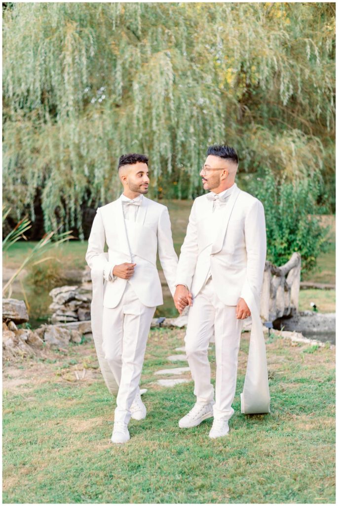 photos de couple devant un saule pleureur
