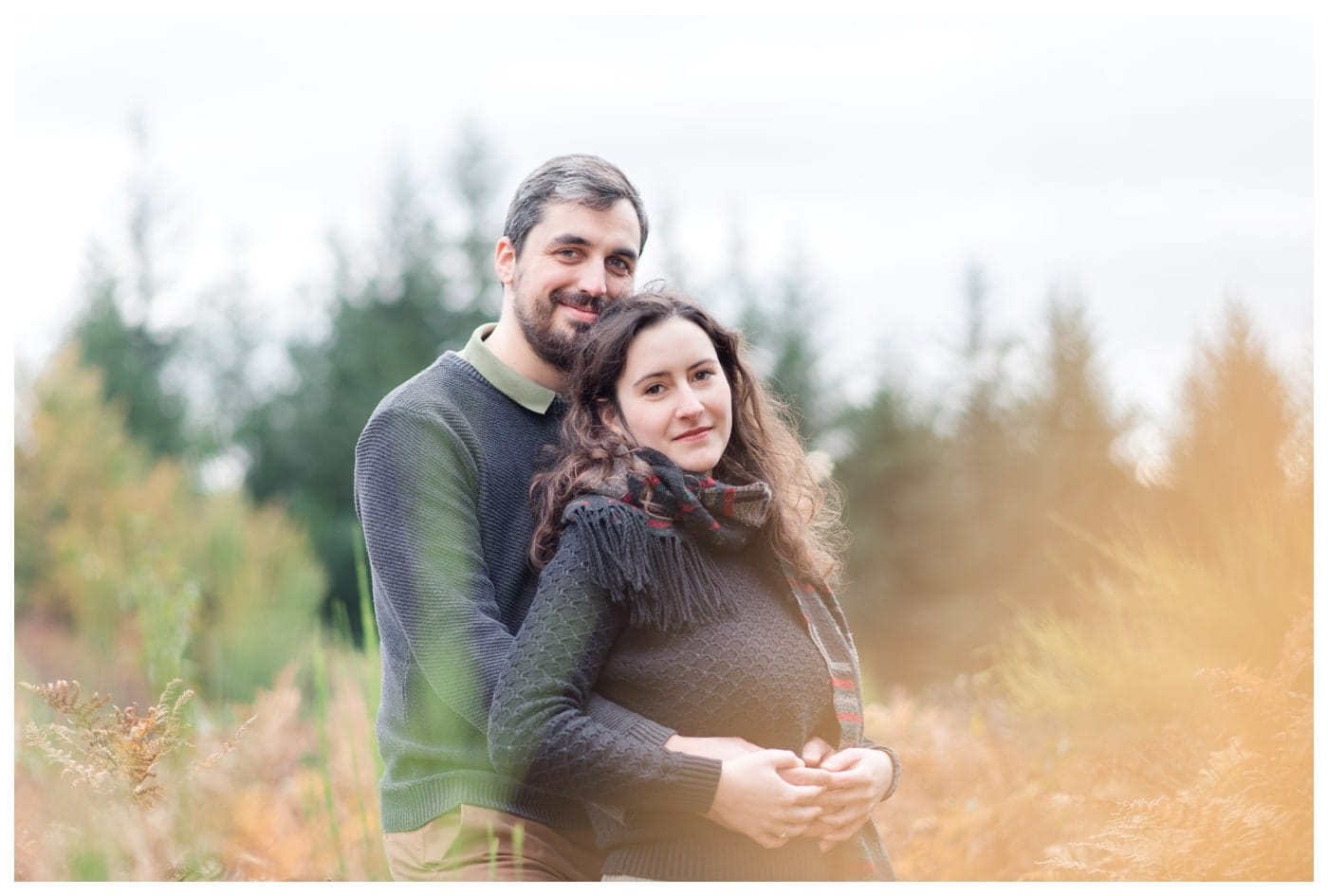 Photo de couple dans la nature avec des sapins