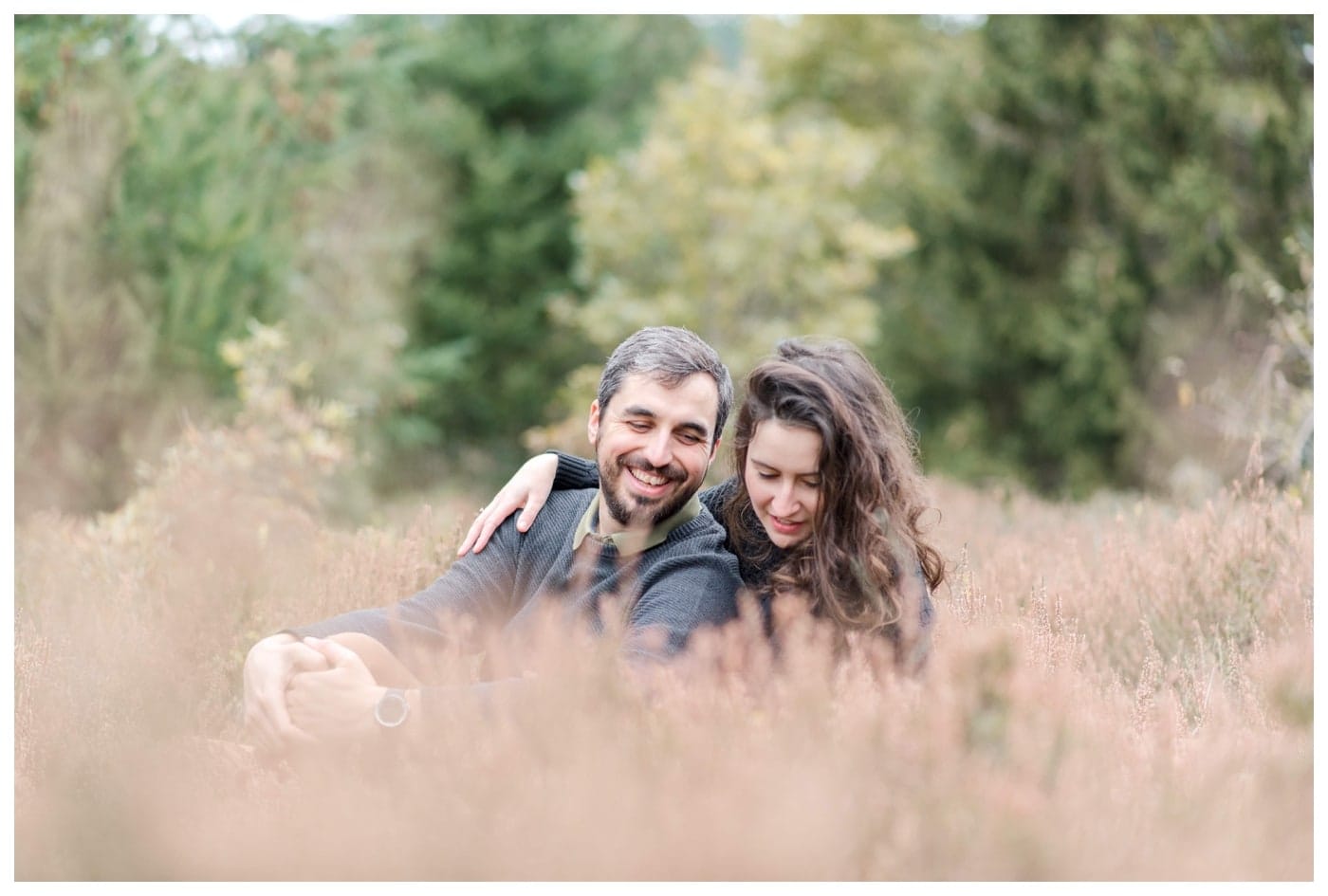 Couple dans les herbes hautes
