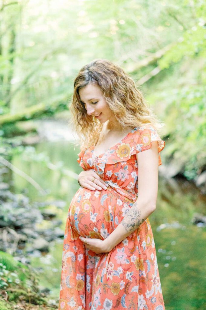 Femme enceinte en robe orange à fleurs
