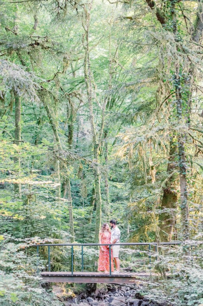 Couple de futurs parents dans la forêt