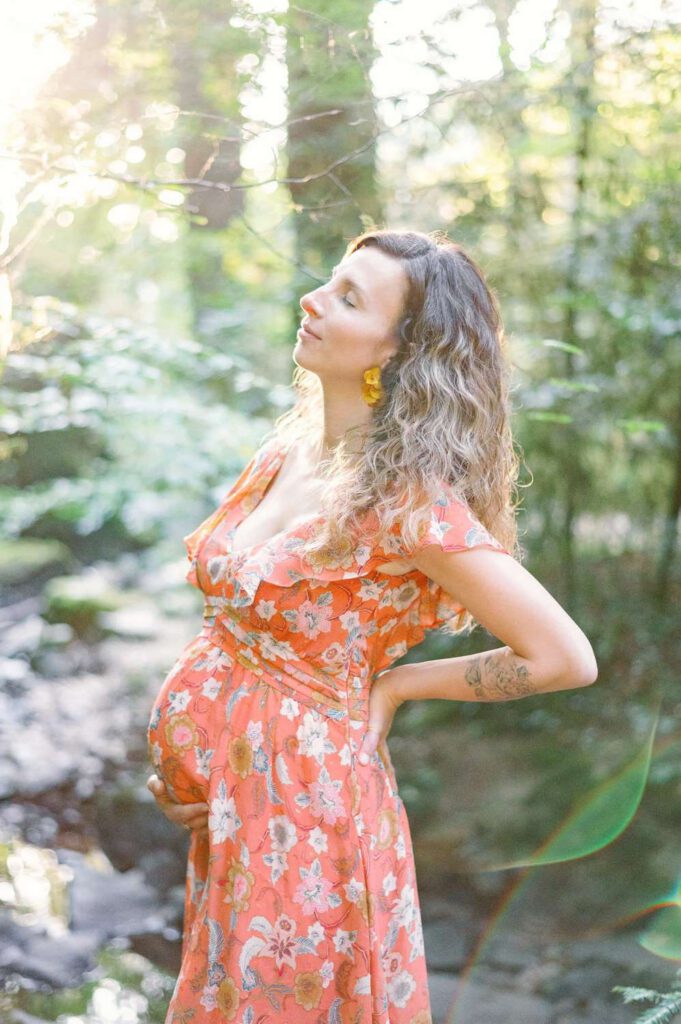 Femme enceinte en robe orange à fleurs