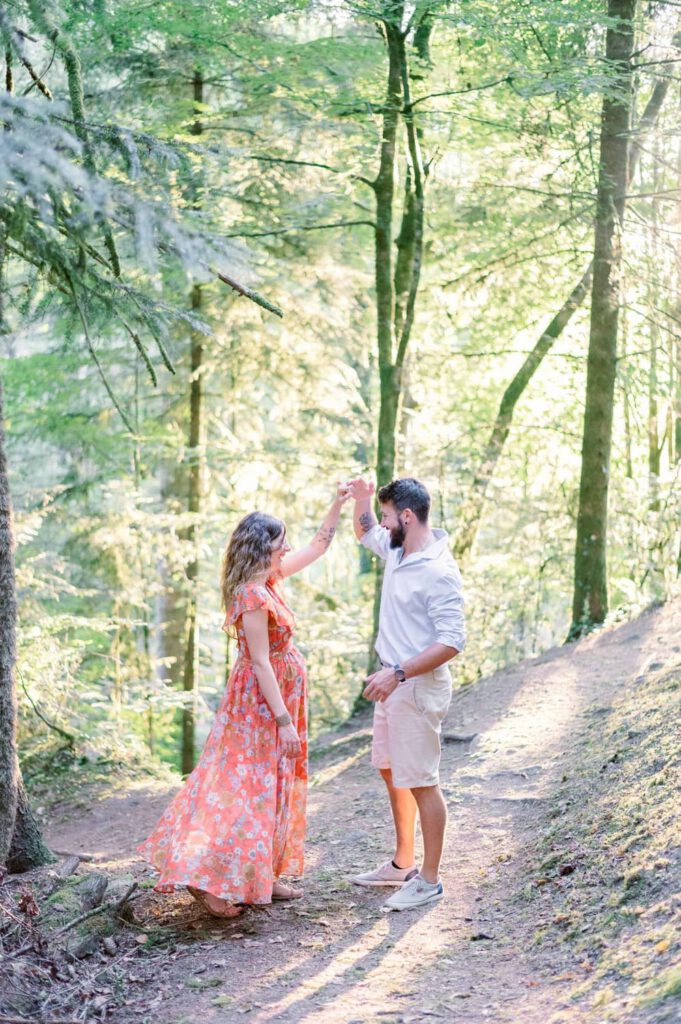 Couple de futurs parents dans la forêt