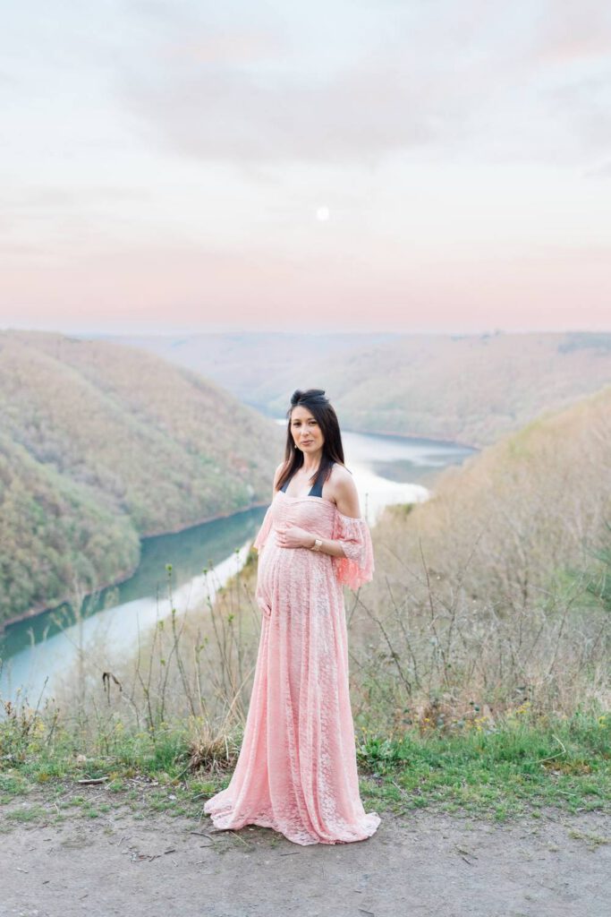 femme enceinte en robe rose au belvédère de gratte bruyère