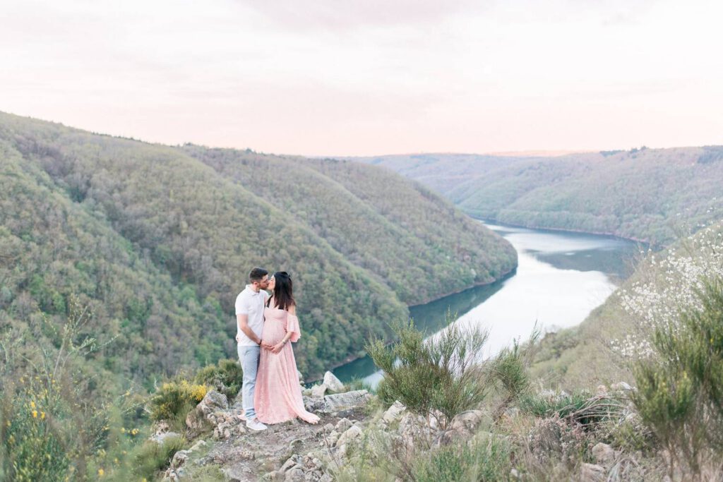 photos de grossesse en couple devant les gorges de la Dordogne