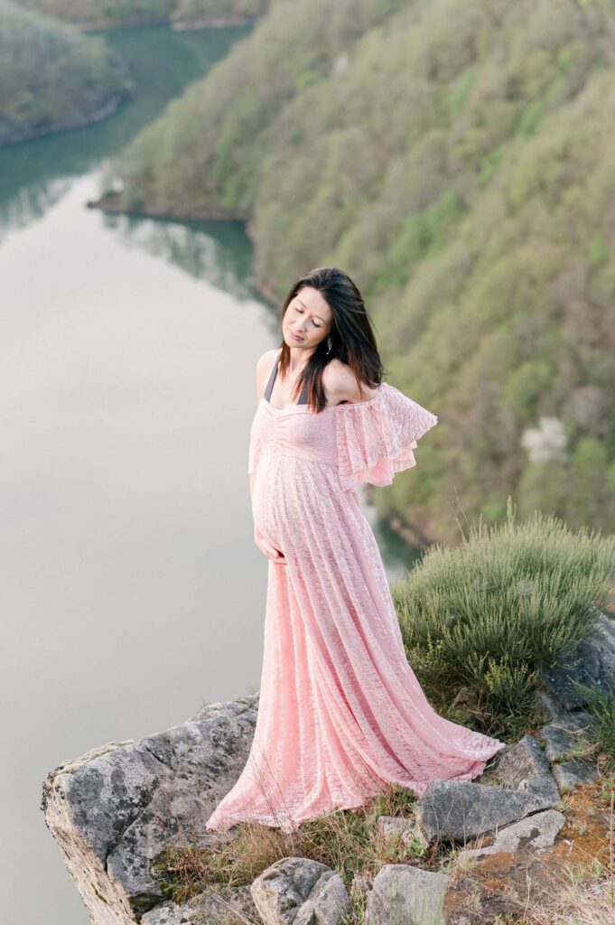 femme enceinte au belvédère de gratte bruyère