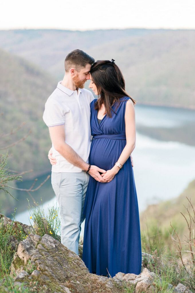 photos de grossesse en couple devant les gorges de la Dordogne