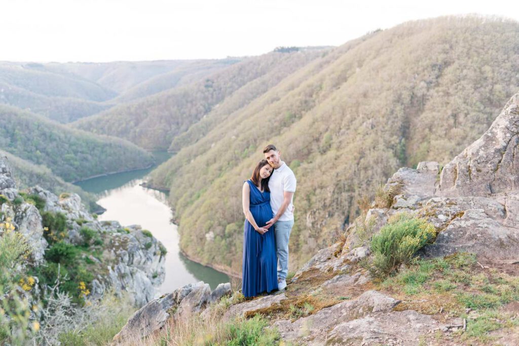 photos de grossesse en couple devant les gorges de la Dordogne