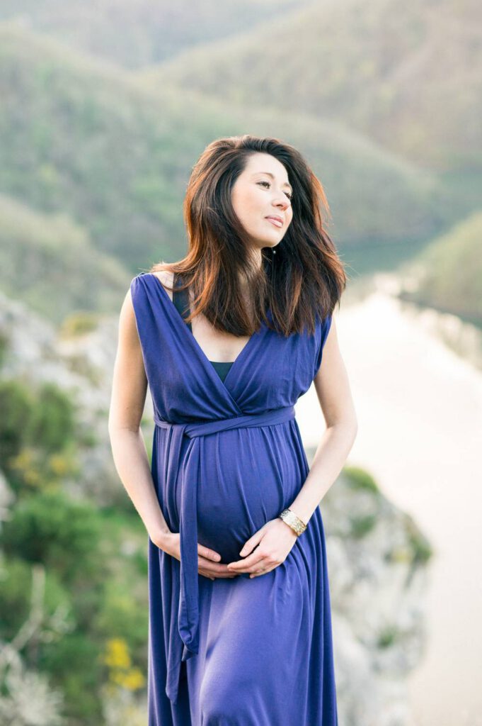 portrait d'une femme enceinte en robe bleue