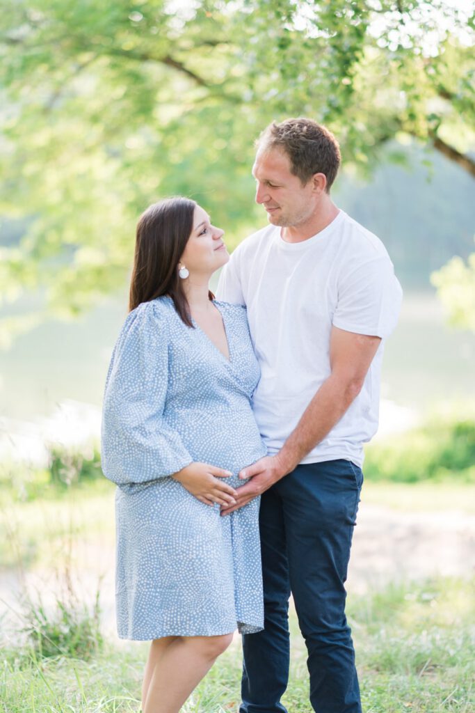 Future mère et son conjoint au bord du lac