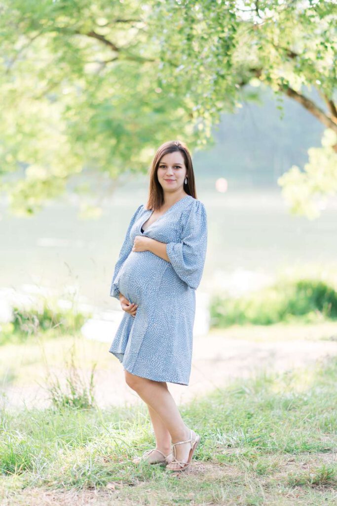 photo de grossesse en robe bleue au lac de Chasteaux
