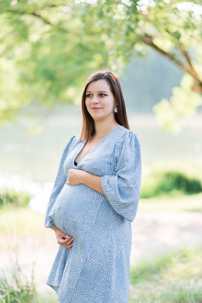 portrait d'une femme enceinte au lac du causse