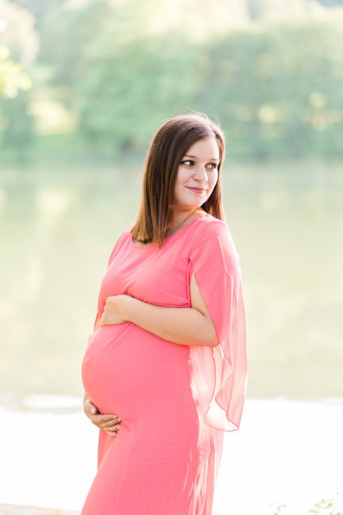 femme enceinte en robe rose