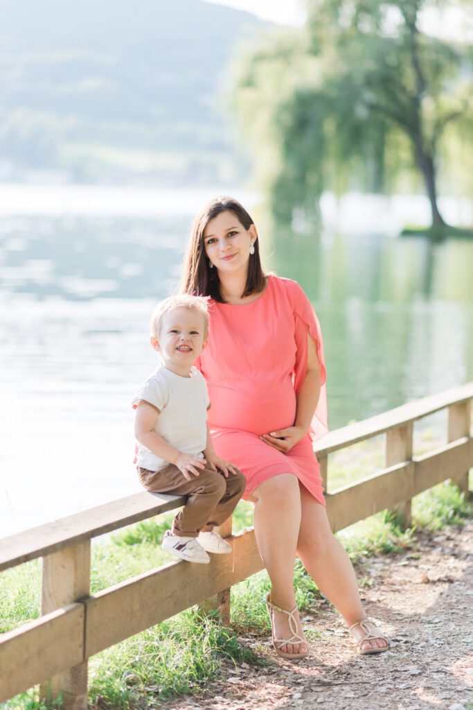 femme enceinte en robe rose avec son fils