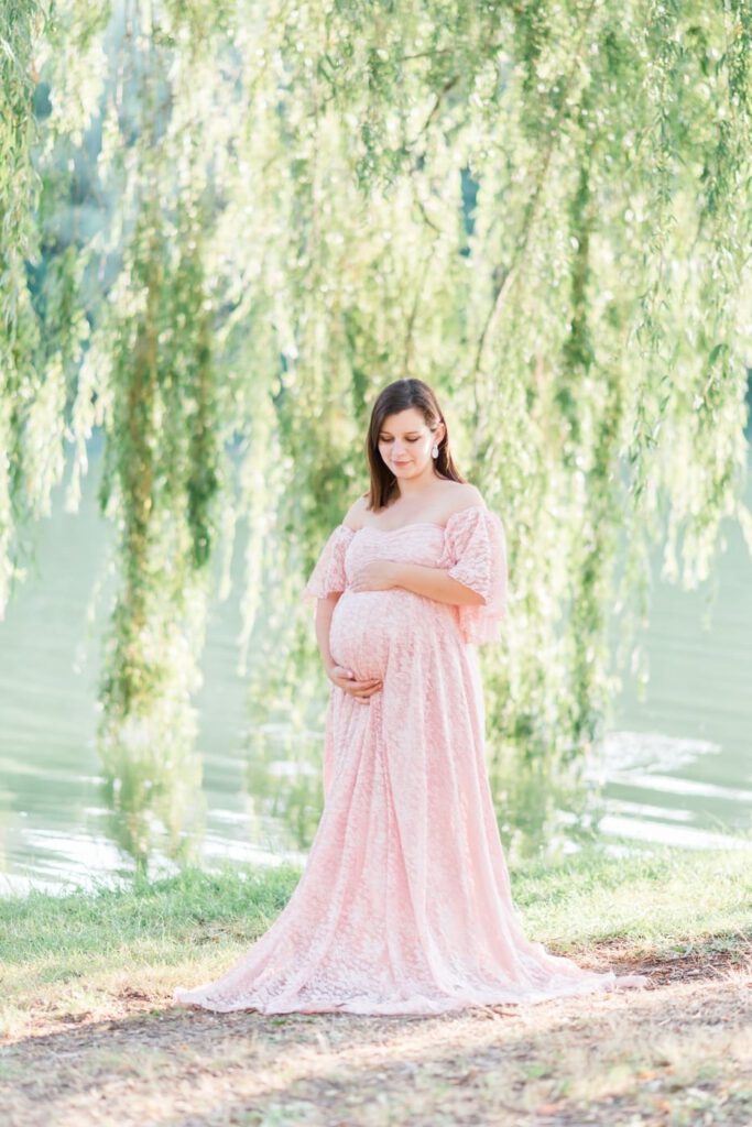 femme enceinte en robe rose au lac de Chasteaux