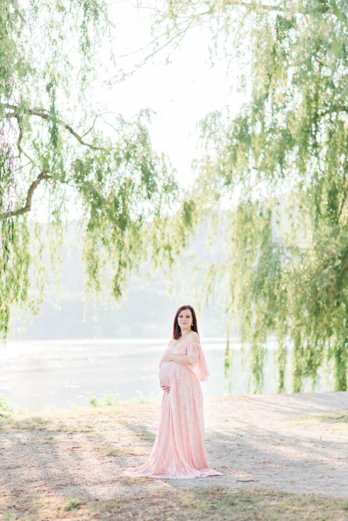 photo de grossesse romantique au lac de Chasteaux