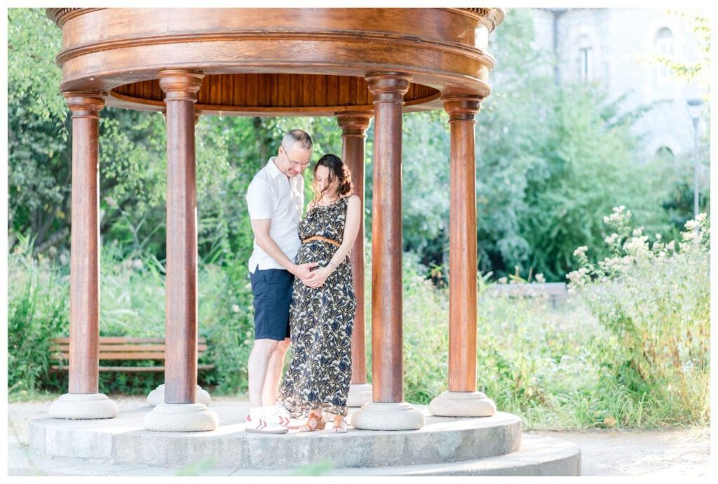 couple de futurs parents sous une gloriette