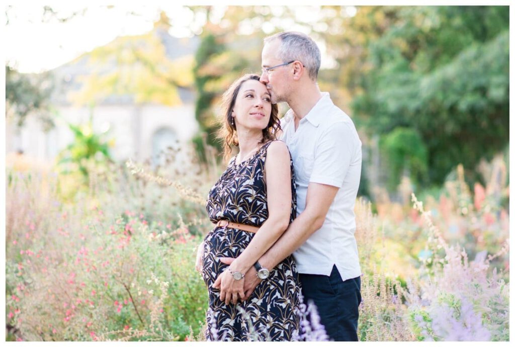 photos de grossesse dans les fleurs