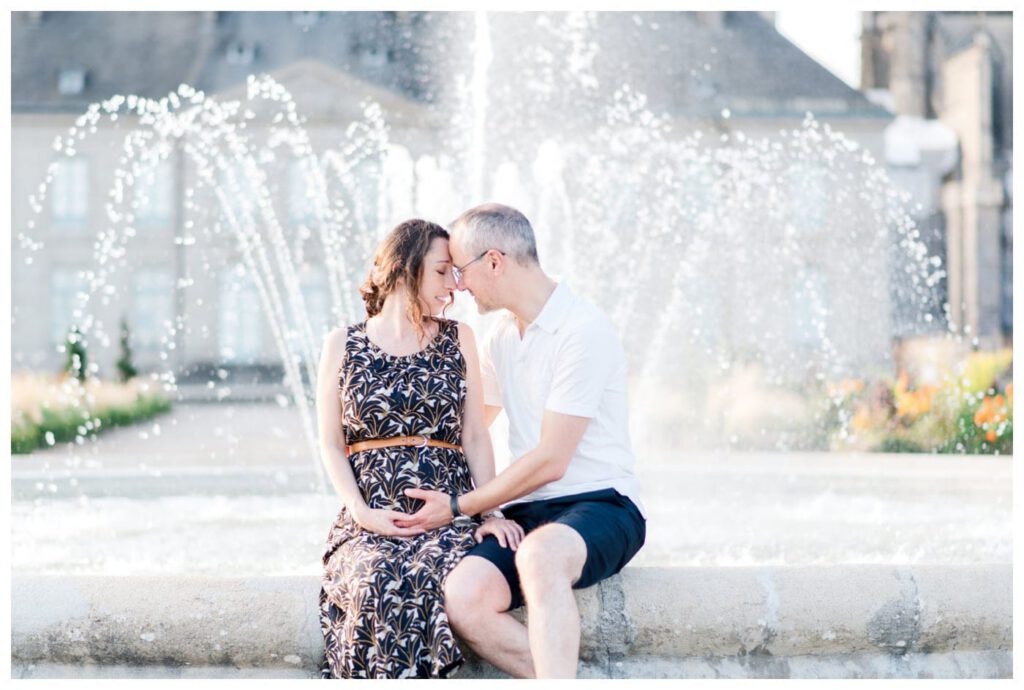photos de grossesse près d'une fontaine