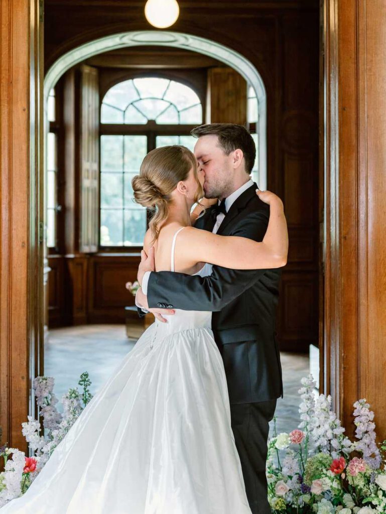 First kiss of the bride an groom