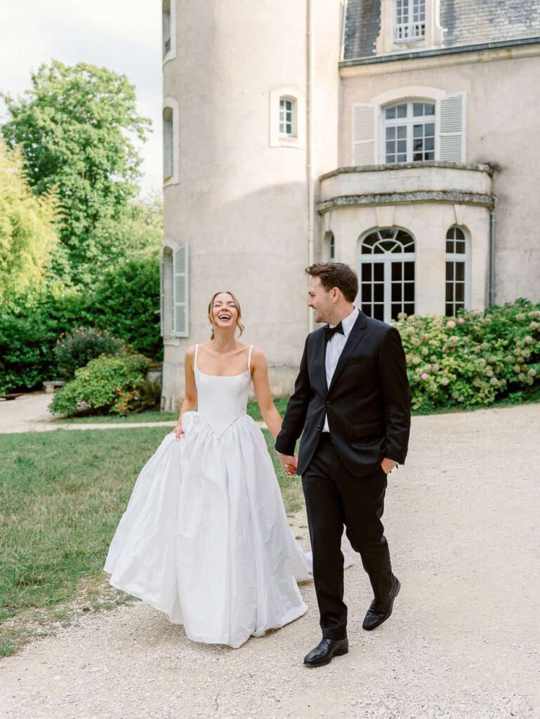 Couple walking in front of chateau de Thauvenay