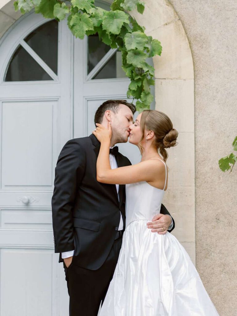Bride and groom in the courtyard of château de thauvenay
