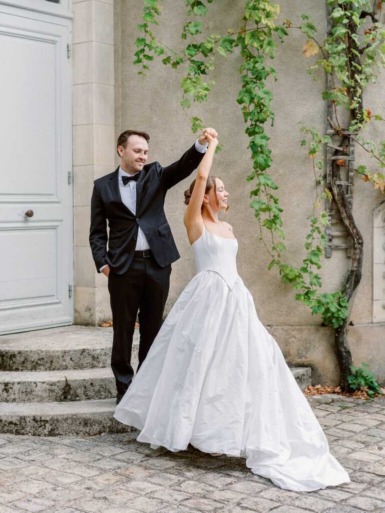 Couple de mariés dans un château du val de loire