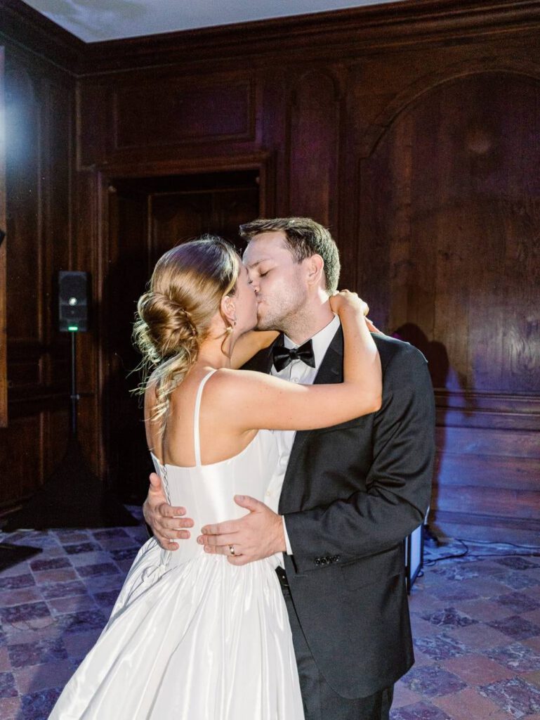 couple kissing