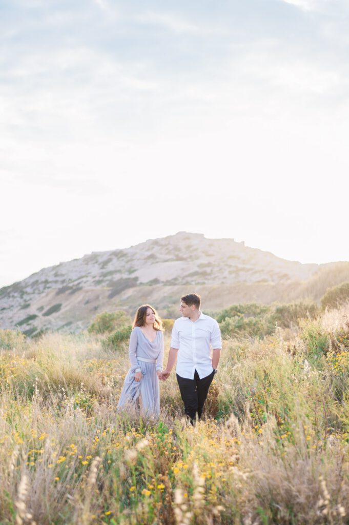 couple qui marche dans l'herbe haute