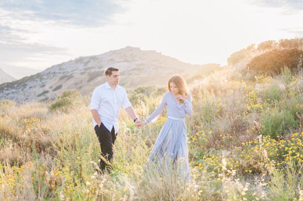 couple qui marche dans l'herbe haute