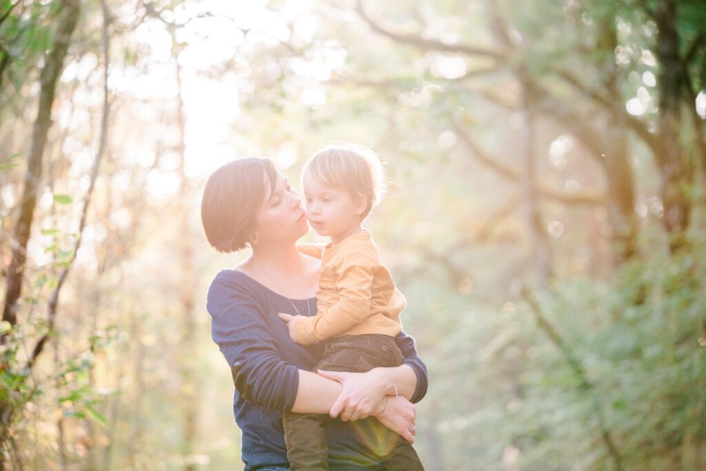 portrait d'une mère et son fils en forêt