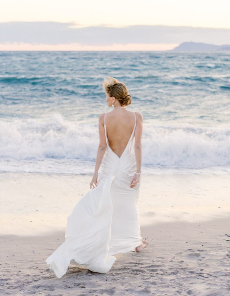 Mariée en robe moderne sur la plage