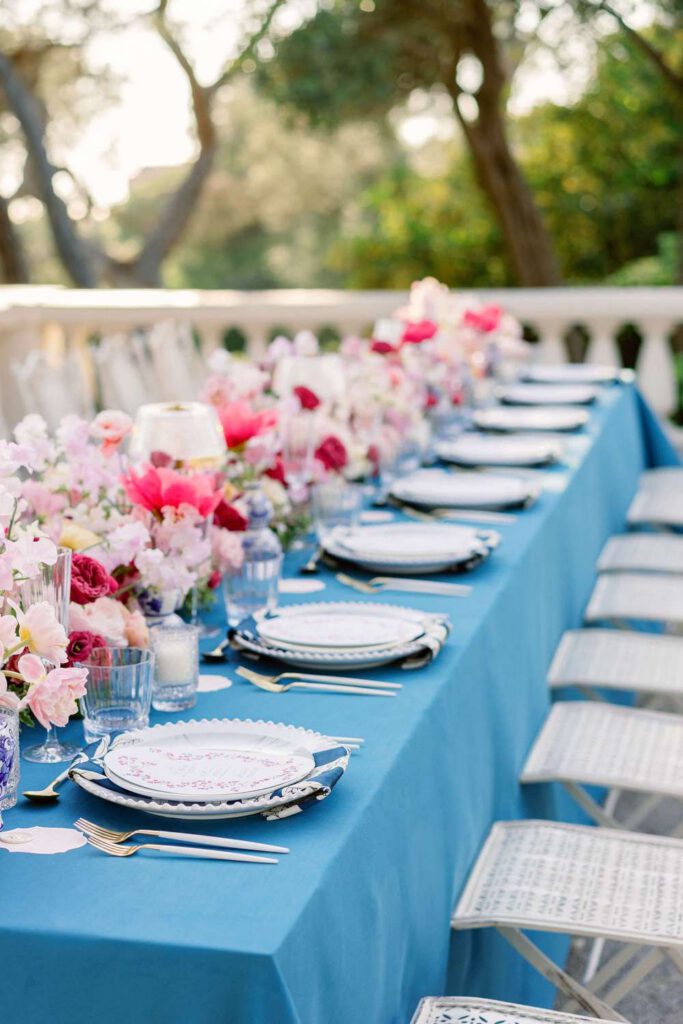 Blue wedding table with fushia flowers at castel bay
