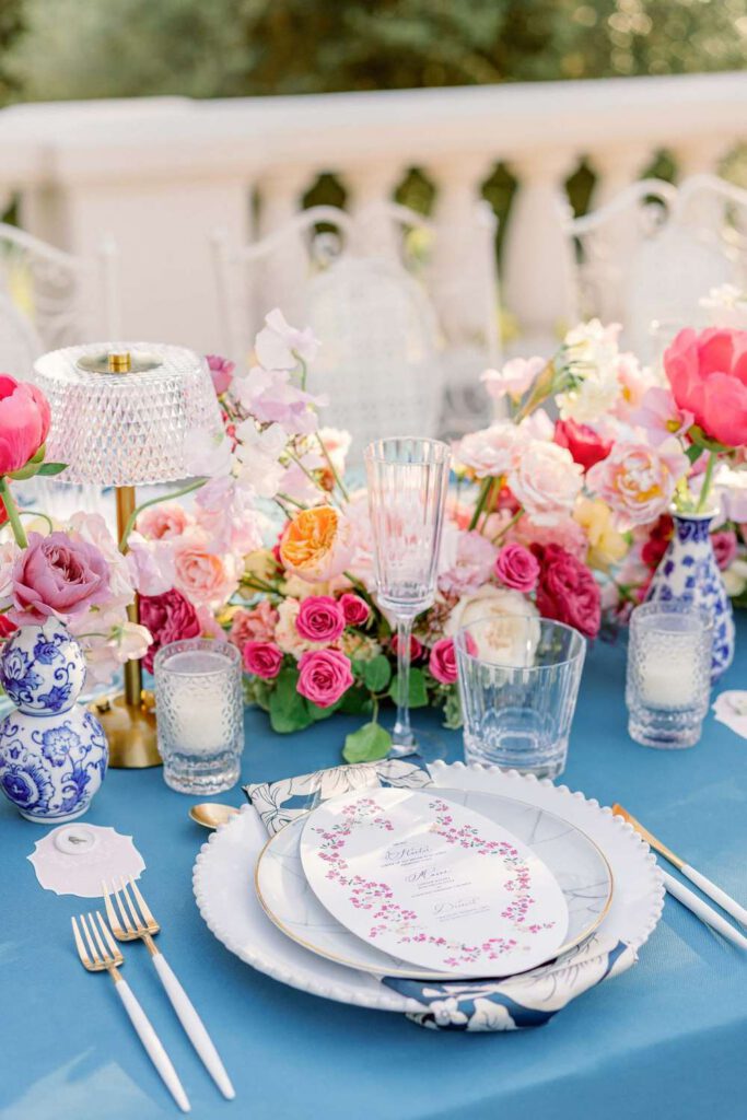 Blue wedding table with fushia flowers at castel bay