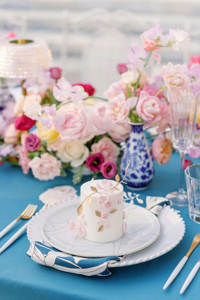 Blue wedding table with fushia flowers at castel bay