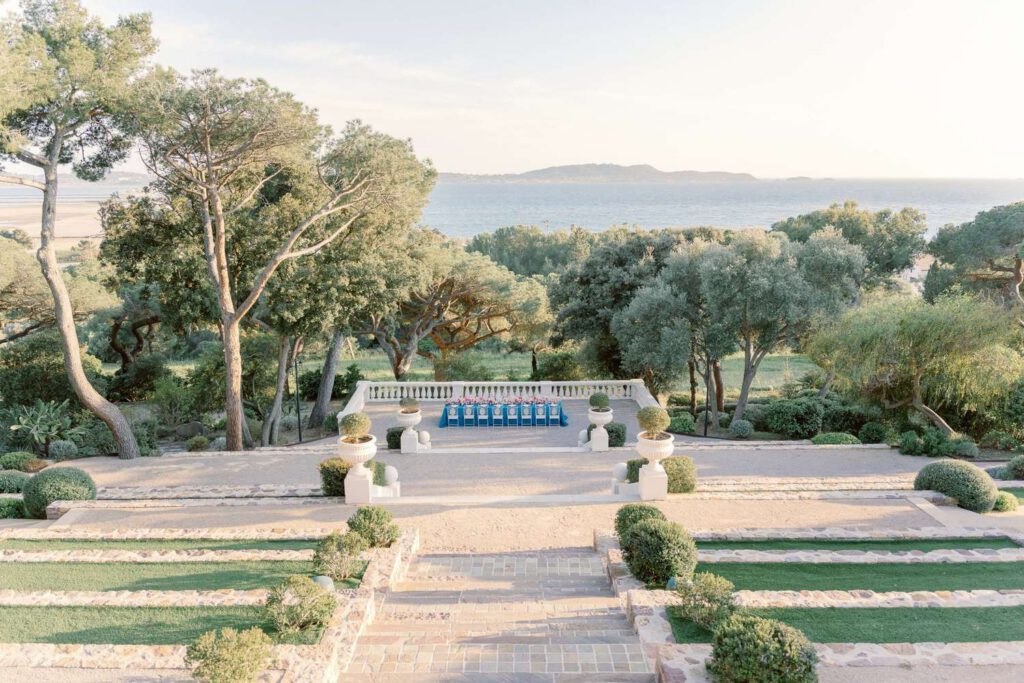 Blue wedding table with fushia flowers at castel bay