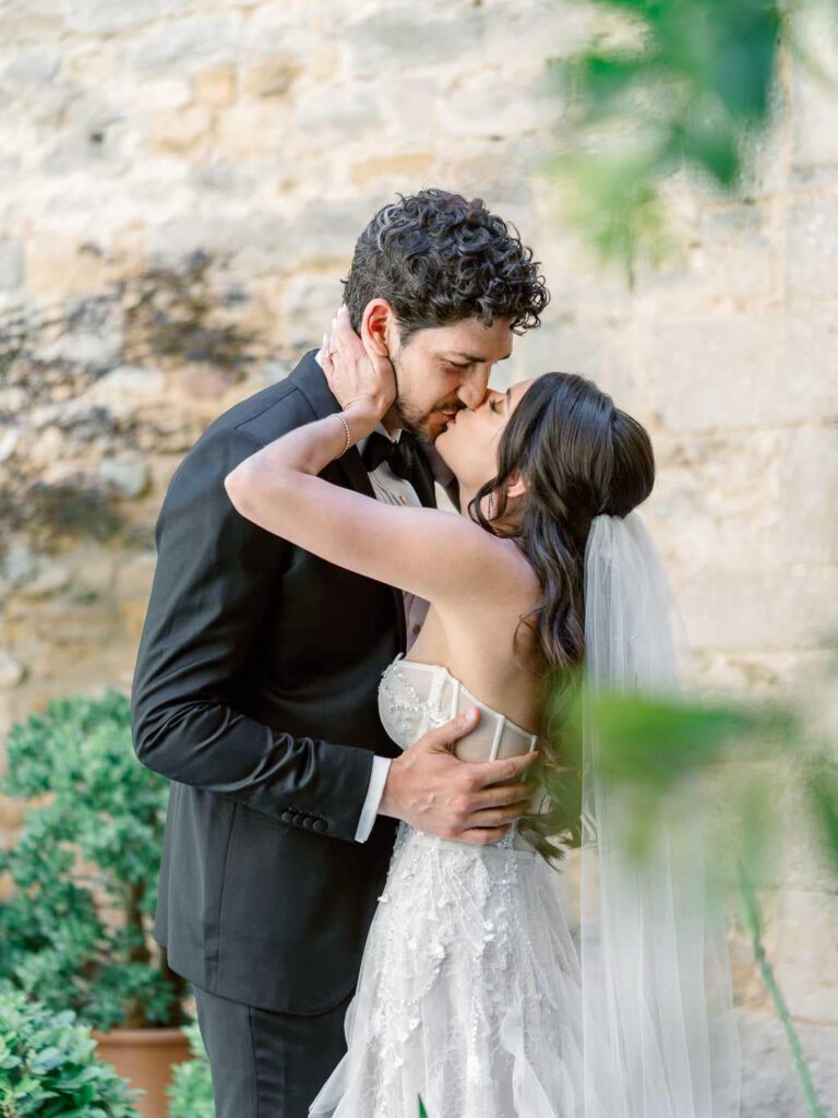 Kiss of the bride and groom