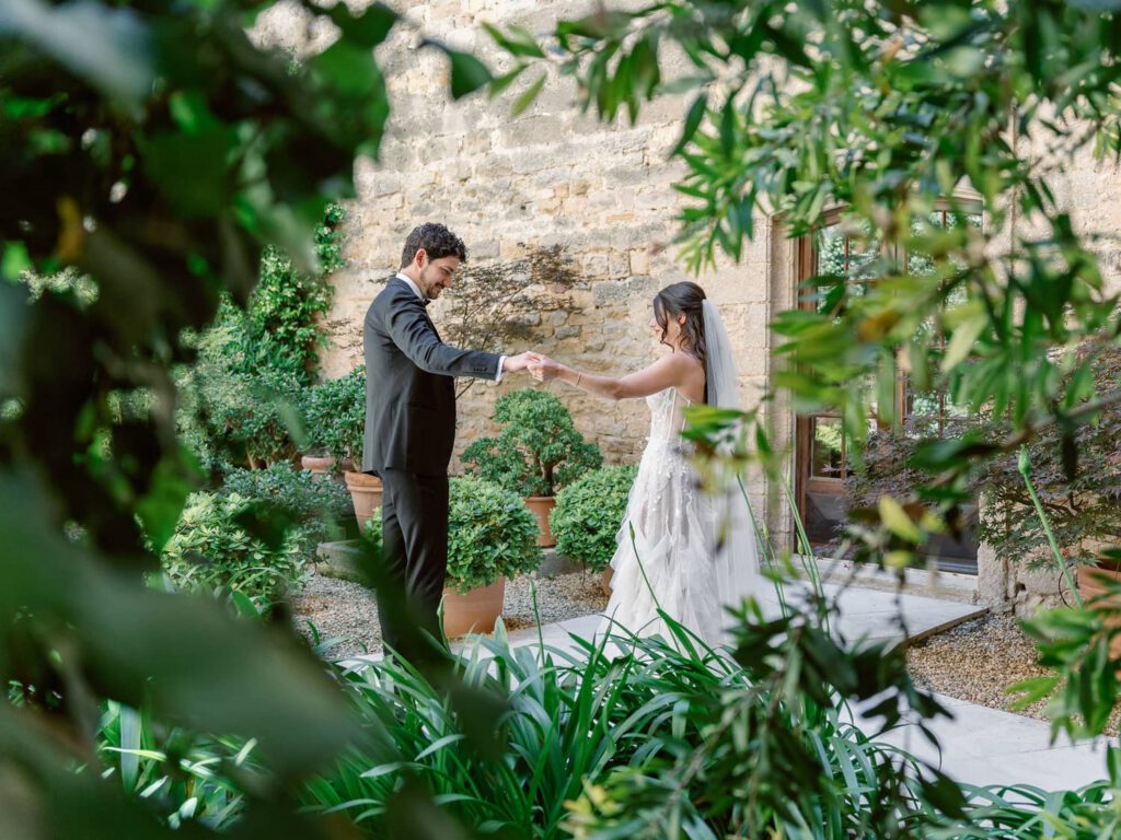 First look of the Bride and groom in the courtyard of Château de Fontarèches