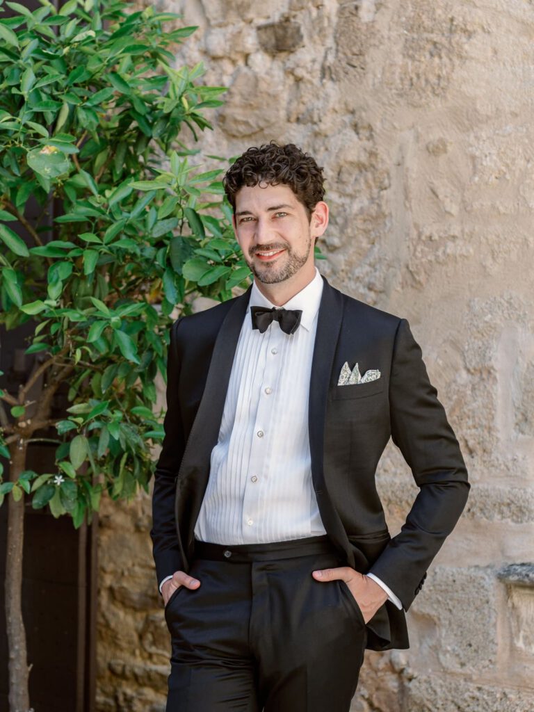 groom portrait in Château de Fontarèches