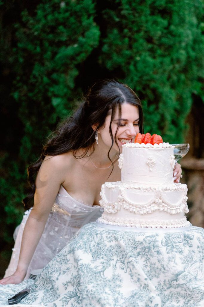 bride eating the cake