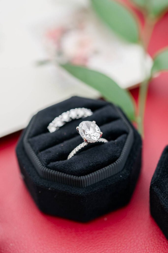 bagues de mariage dans une boite noire