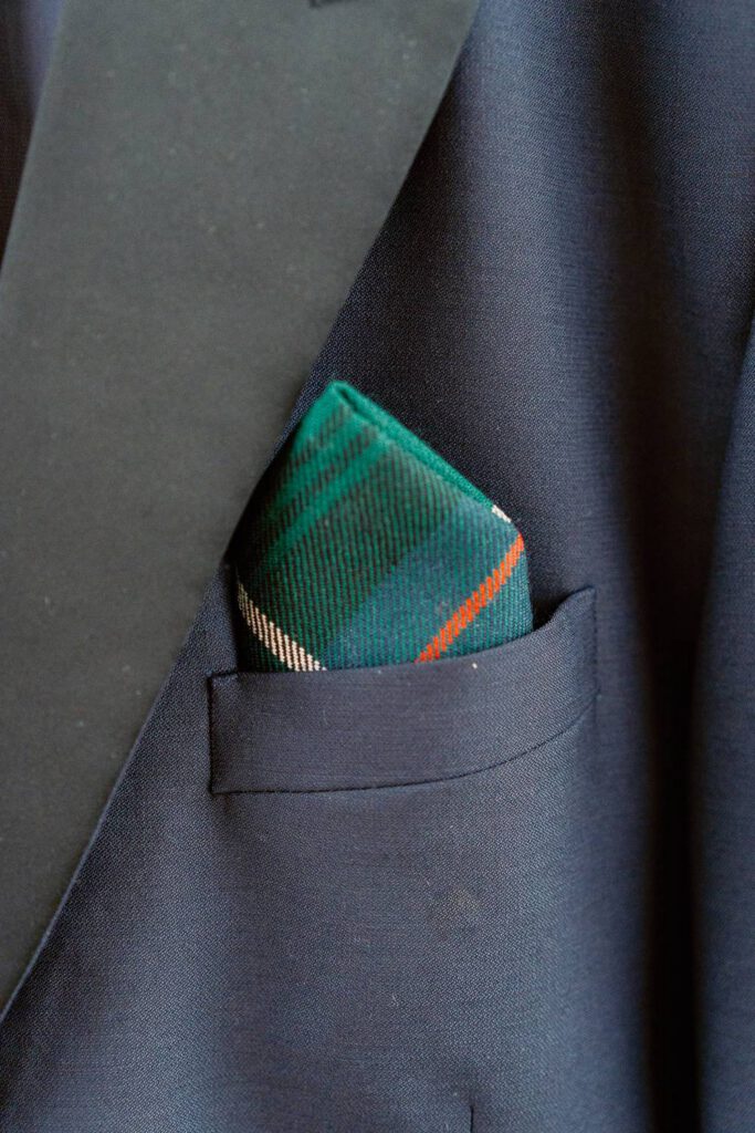 pochette écossaise verte dans la veste du marié